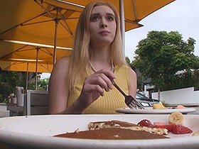 ロスでナンパしたお疲れモードのやわ乳CAがマッサージ中寝ちゃったので悪乗りついでにチ〇コ生挿入＆中出し リンジー（27歳） サンプル動画サムネイル